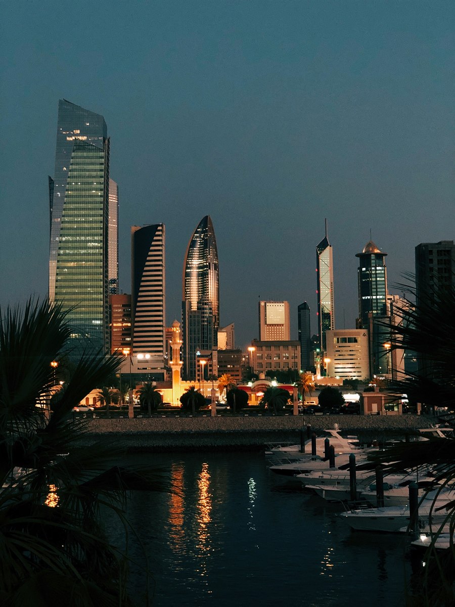 أفق مدينة الكويت عند الغروب — من أسواق الشرق الأوسط التي نخدمها